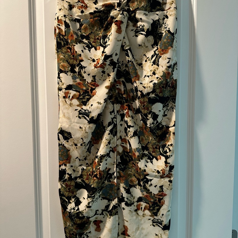 Skirt with split in front. Size xs. New without tag.